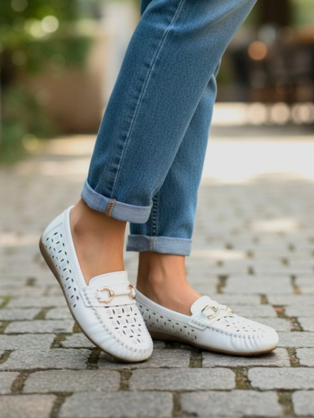 Belladia White Perforated Cushioned Slip-On Comfort Loafer Size 6W GUC